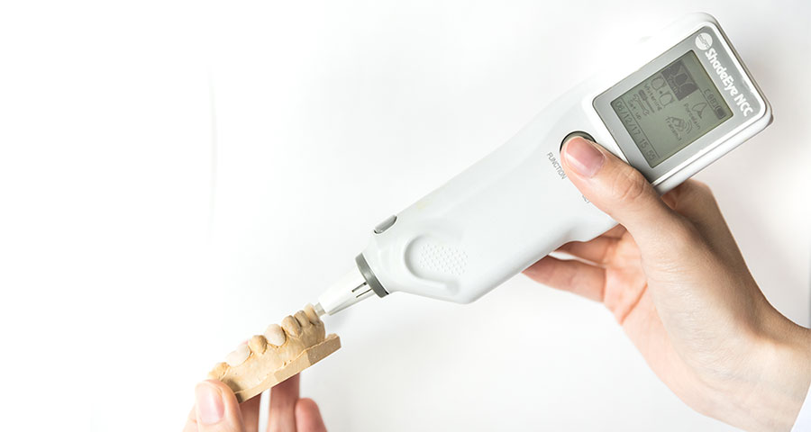 東京都港区青山の歯医者 色彩測定器（シェードガイド＆シェードアイ）